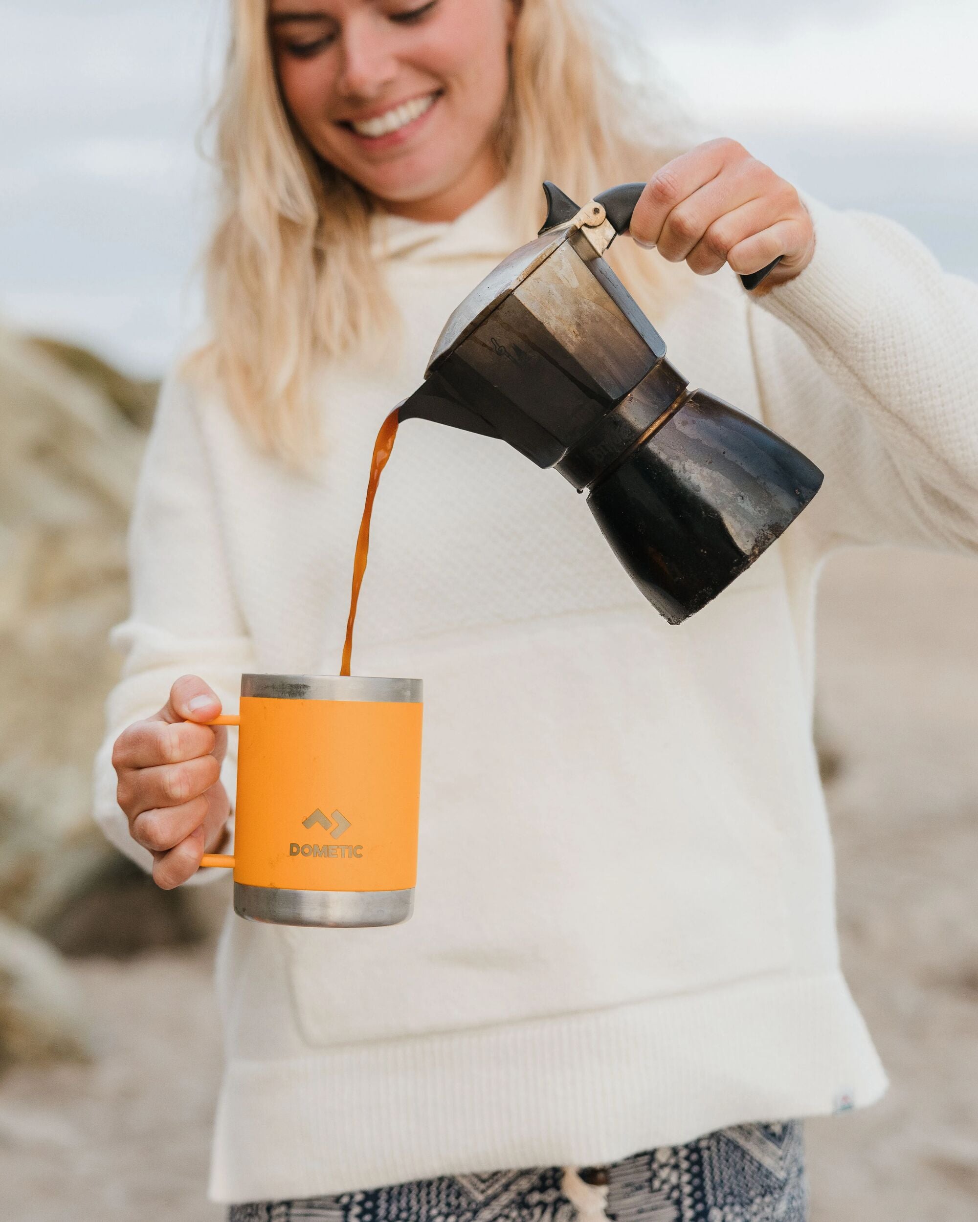 Dometic Thermo Mug 45 - Glow - Lifestyle - Female