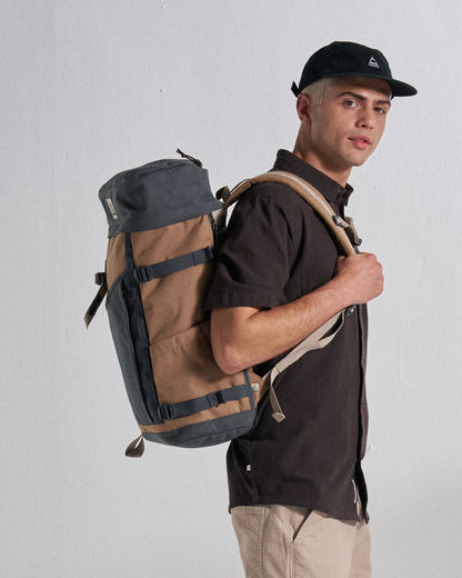 Vantage 30L Backpack - Charcoal/ Caramel - Studio Model - Male