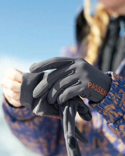 Snowscape Recycled Glove Liner - Black - Lifestyle - Female