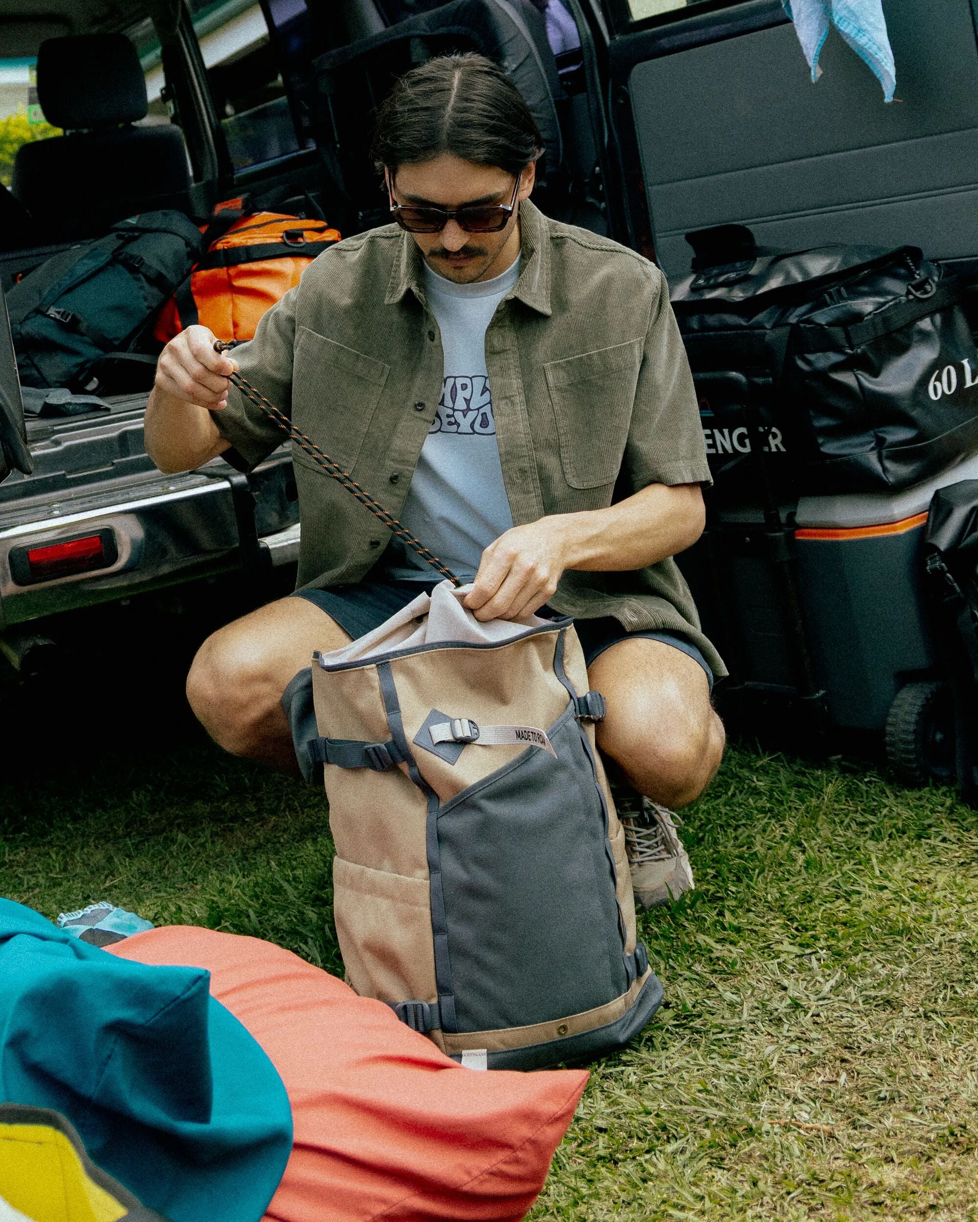 Vantage 30L Backpack - Charcoal/ Caramel - Lifestyle - Male