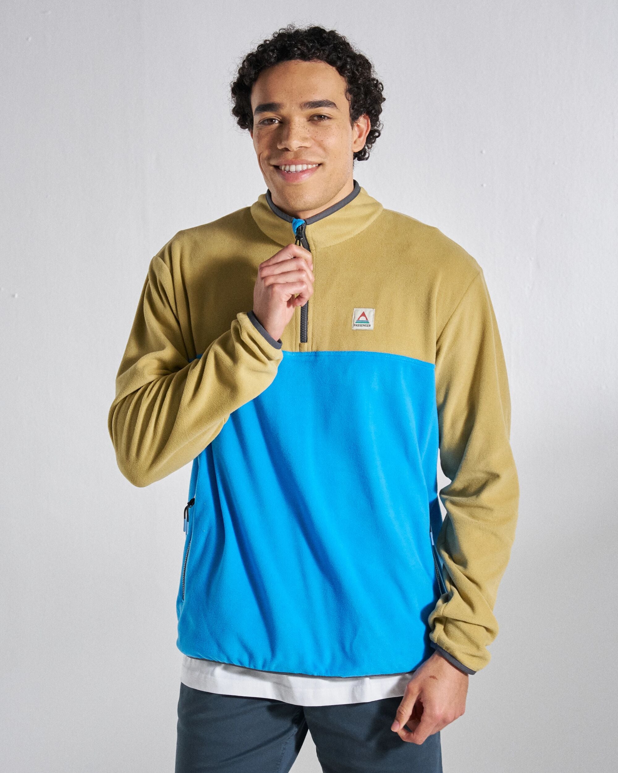 Set Off Polartec® 1/4 Zip Fleece - Warm Beige/Marine Blue - Studio Model